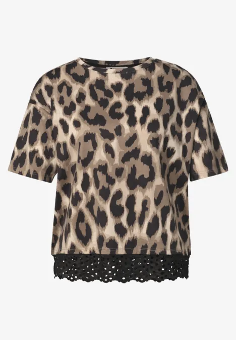 Kort shirt met luipaardprint en zwarte kanten rand aan de onderkant.
