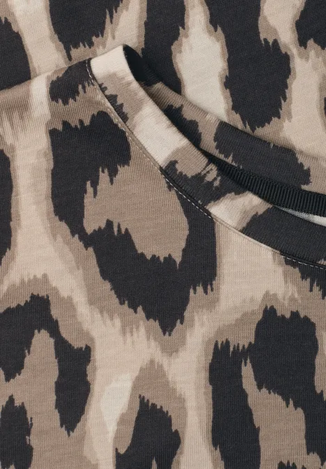 Close-up van een beige stof met zwart luipaardpatroon.