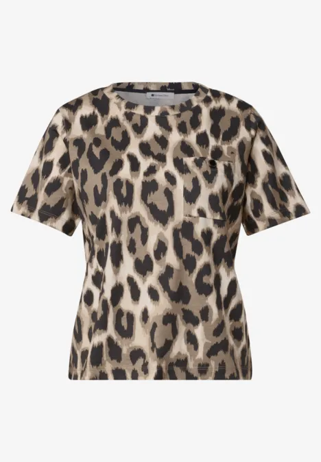 Kurzärmliges T-Shirt mit braun-schwarzem Leopardenmuster.