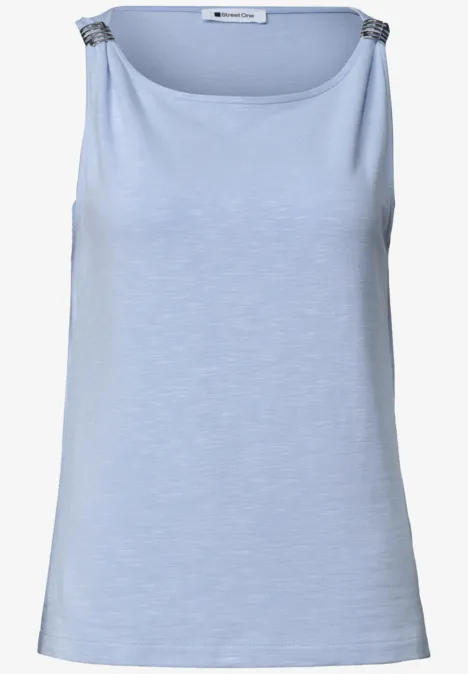 Leichtes hellblaues ärmelloses Top mit Rundhalsausschnitt und filigranem Schulterdetail.