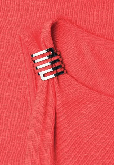 Rotes Oberteil mit silbernem Rechteck-Dekorverschluss, der zwei Träger elegant verbindet.