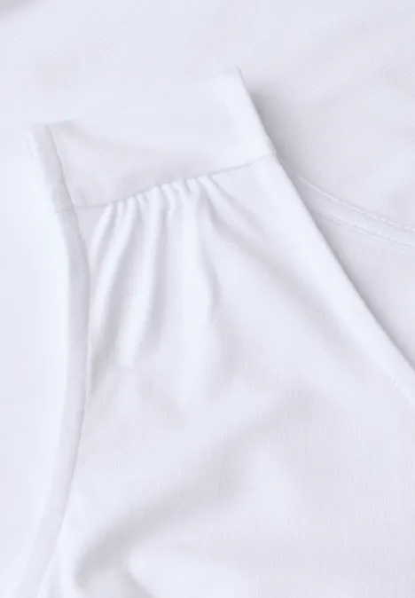 Nahaufnahme eines weißen ärmellosen Shirts aus weichem, glattem Stoff