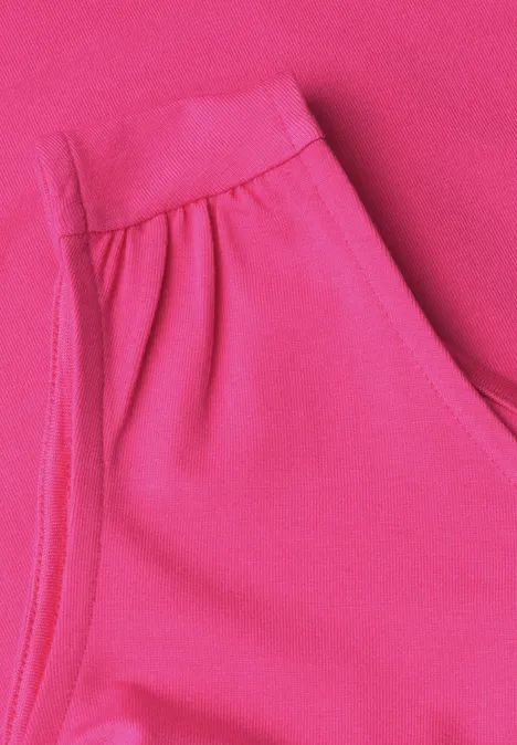 Nahaufnahme einer pinkfarbenen Hose mit elastischem Bund und seitlicher Tasche.