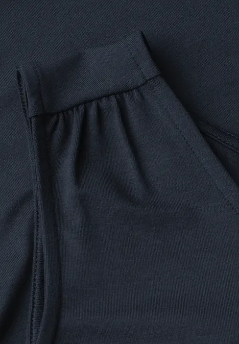 Schwarze Sporthose mit seitlicher Tasche und elastischem Bund.