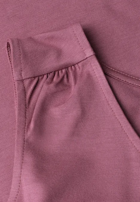 Top aus Jersey mit Elastiksaum dark clouded blush Nahaufnahme einer lavendelfarbenen Stofftasche mit feiner Naht und Raffung.