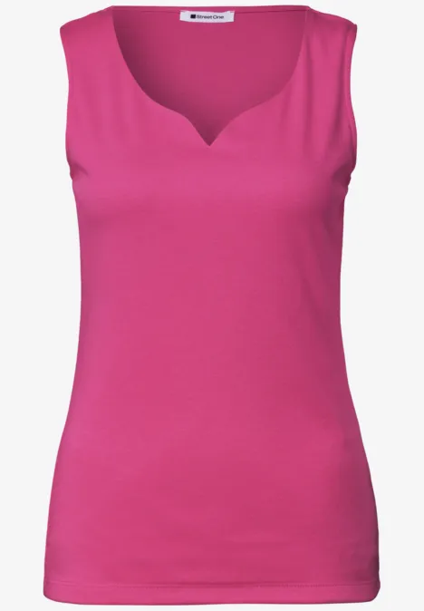Basic Top mit Herzausschnitt magenta dream Ein ärmelloses, pinkes Damen-Top mit leicht gerundetem V-Ausschnitt.