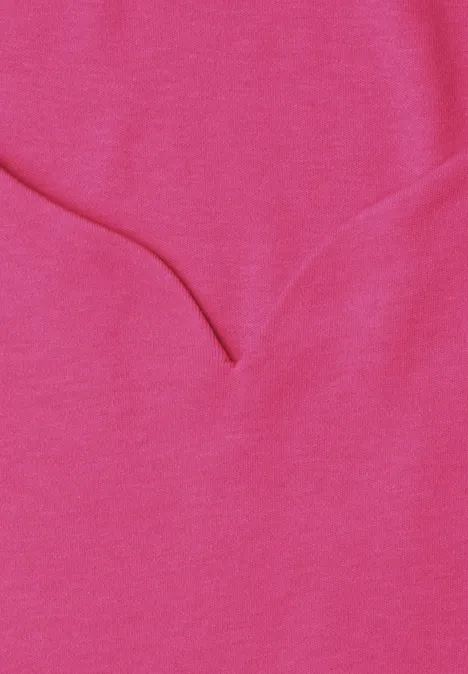 Basic Top mit Herzausschnitt magenta dream Nahaufnahme eines knallpinken Stoffs mit einer V-förmigen Naht