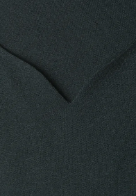 Nahaufnahme eines dunklen V-Ausschnitt-Shirts