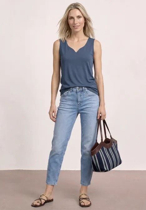 Basic Top mit Herzausschnitt ashen blue Frau in blauem ärmellosen Top und Jeans hält gestreifte Tasche in lässiger Pose.