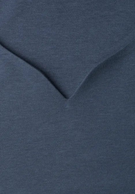Basic Top mit Herzausschnitt ashen blue Nahaufnahme eines dunkelblauen V-Ausschnitt-T-Shirts mit feiner Stoffstruktur.