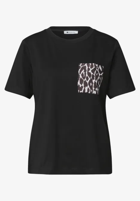 T-shirt noir avec poche imprimée léopard sur la poitrine.
