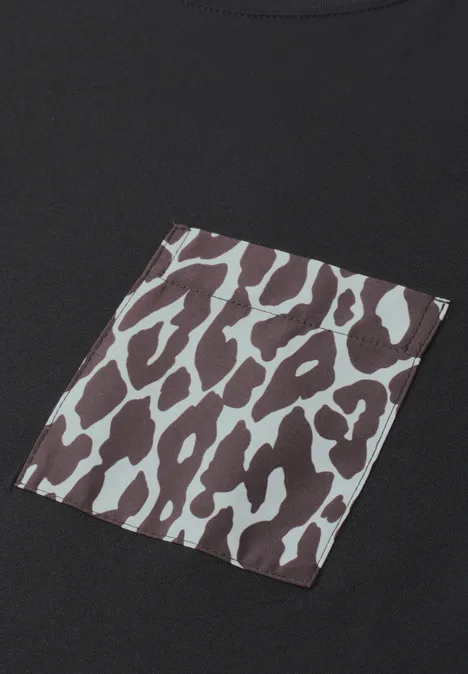 T-shirt noir avec poche poitrine contrastante à motif léopard marron et gris.