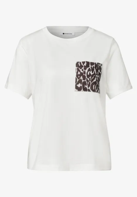Wit T-shirt met ronde hals en een zakje met luipaardprint.
