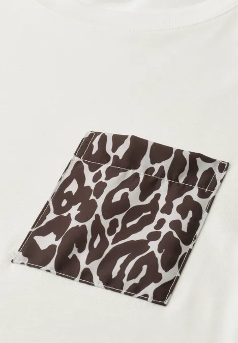 Wit T-shirt met een zwart-witte luipaardprint zak