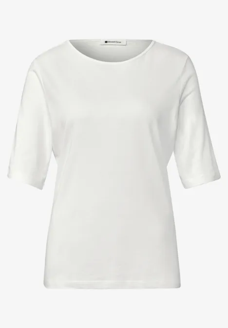 Schlichtes weißes T-Shirt mit halblangen Ärmeln vor weißem Hintergrund.