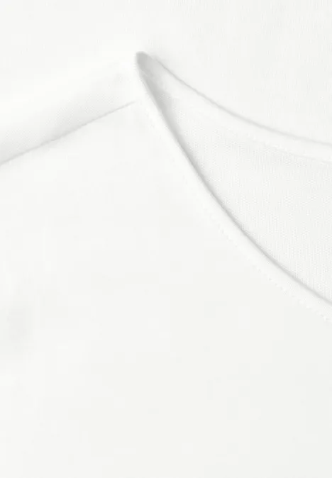 Nahaufnahme eines weißen T-Shirt-Ausschnitts mit sichtbarer Naht