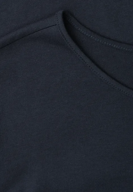Nahaufnahme eines dunkelblauen T-Shirts mit Rundhalsausschnitt.