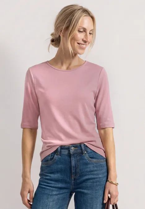 Frau in rosa T-Shirt und blauen Jeans