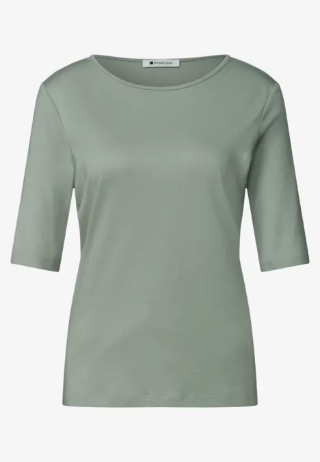 Ein schlichtes hellgrünes T-Shirt mit halblangen Ärmeln und rundem Halsausschnitt.