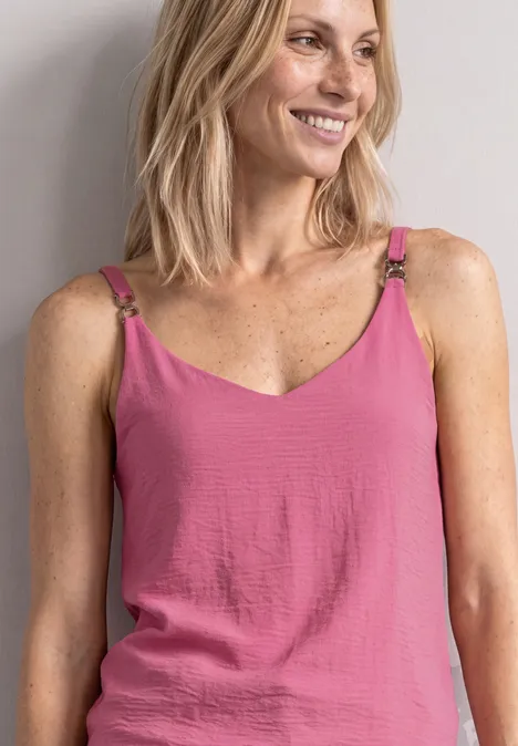 Top mit V-Neck und Dekodetail blush berry Lächelnde Frau mit blonden Haaren trägt rosa Top mit Spaghettiträgern