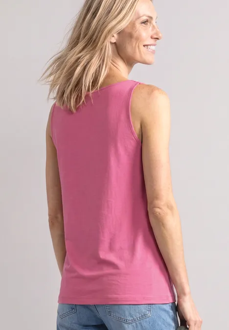 Top mit V-Neck und Dekodetail blush berry Eine Frau von hinten im Profil, trägt ein pinkes ärmelloses Top und hat schulterlange blonde Haare.