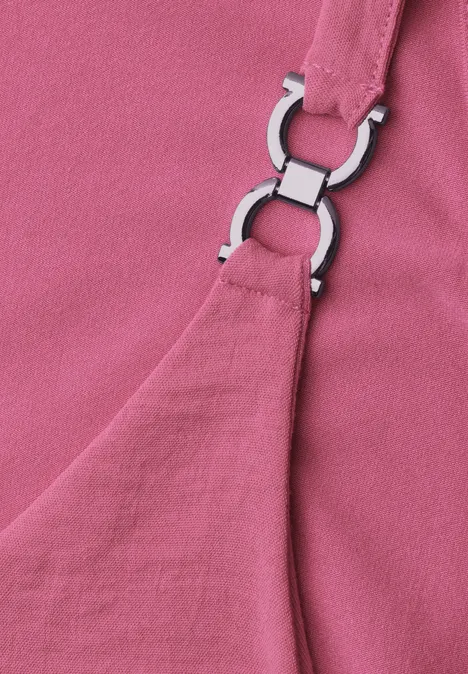 Top mit V-Neck und Dekodetail blush berry Nahaufnahme eines rosa Stoffes mit silberfarbenem Riemenring an einem Träger.