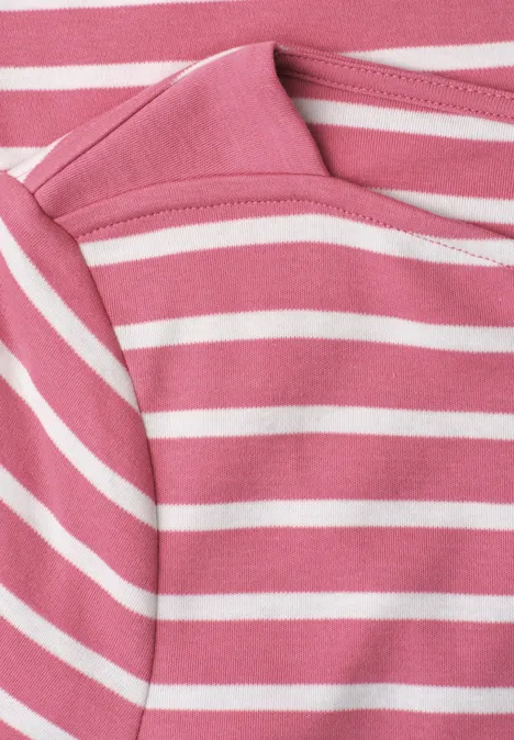 Nahaufnahme eines pink-weißen, quer gestreiften Kleidungsstücks aus weichem Stoff.