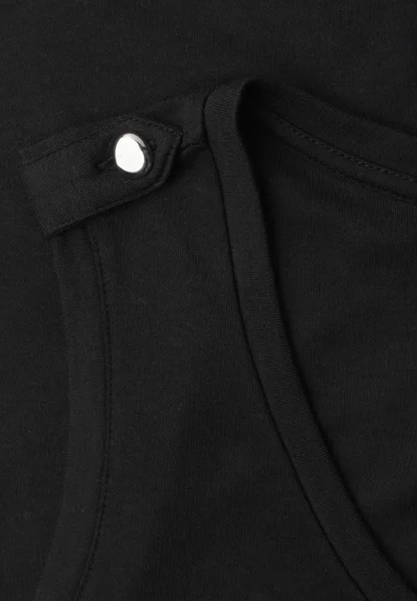 Detailaufnahme eines schwarzen Kleidungsstücks mit silberner Druckknopfleiste.