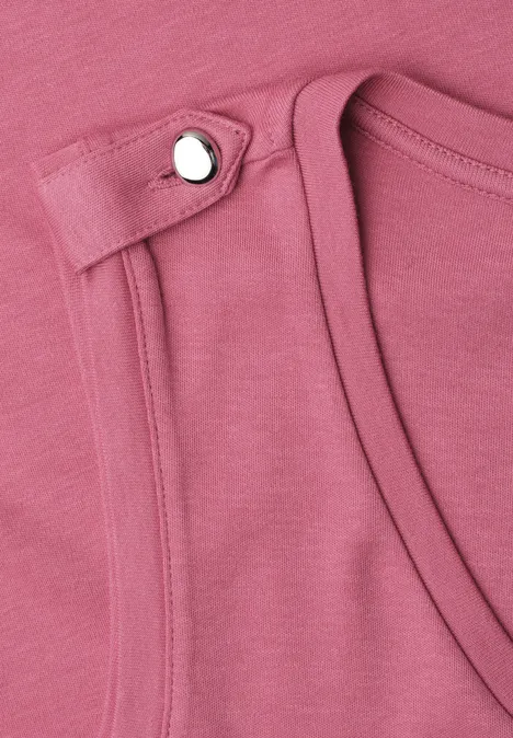 Haut à col V arrondi avec boutons aux épaules blush berry Nahaufnahme eines rosa ärmellosen Oberteils mit silbernem Druckknopf an der Schulter.