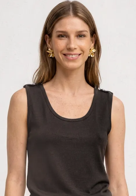 Haut à col en V et boutons black coffee Frau in einem ärmellosen schwarzen Top, lange Haare und goldene Ohrringe vor weißem Hintergrund.