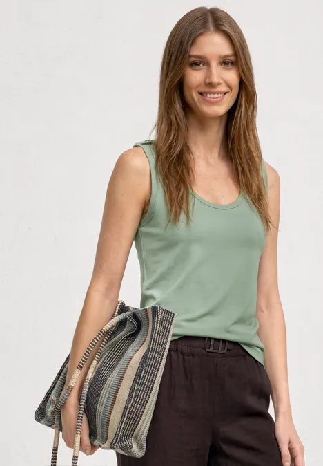 Top mit V-Neck und Knopfdetail eucalyptus green Eine Frau trägt ein mintgrünes Top, braune Hosen und hält eine große gestreifte Tasche.