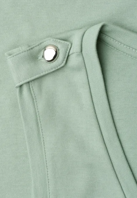 Top mit V-Neck und Knopfdetail eucalyptus green Nahaufnahme von mintgrünem Stoff mit Riemen, Naht und silbernem Druckknopf.
