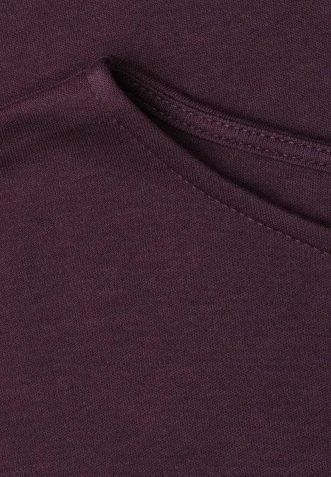 Basic Shirt met boothals en elastische zoom rustic rouge Close-up van een pruimkleurig T-shirt met ronde hals en zachte jersey stof