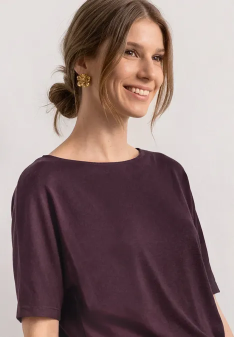 Basic Shirt met boothals en elastische zoom rustic rouge Vrouw met opgestoken haar draagt een eenvoudig paars T-shirt en gouden oorbel.