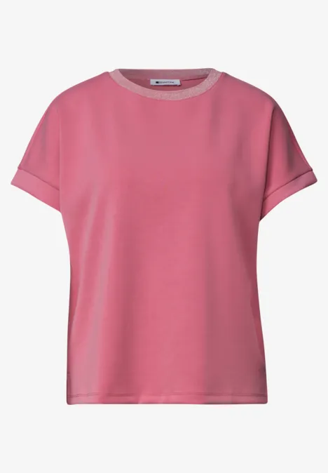 Ein schlichtes, rosafarbenes T-Shirt mit kurzen Ärmeln und Rundhalsausschnitt.