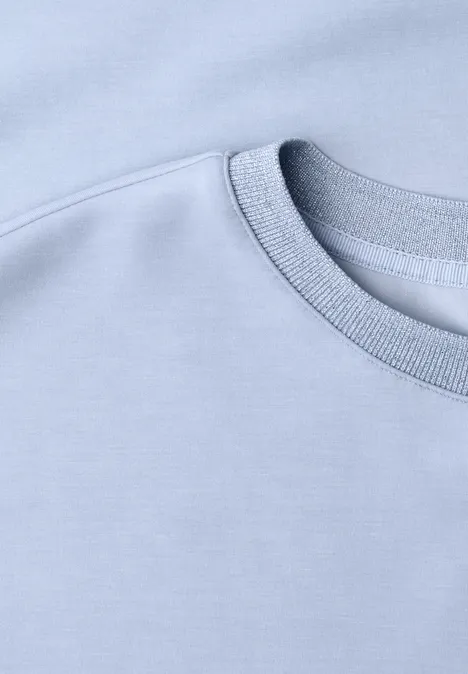 Gros plan d'un t-shirt bleu clair à col rond