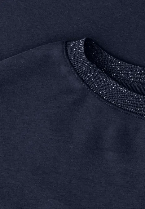 Nahaufnahme eines dunkelblauen Sweatshirts mit funkelndem Rippenkragen
