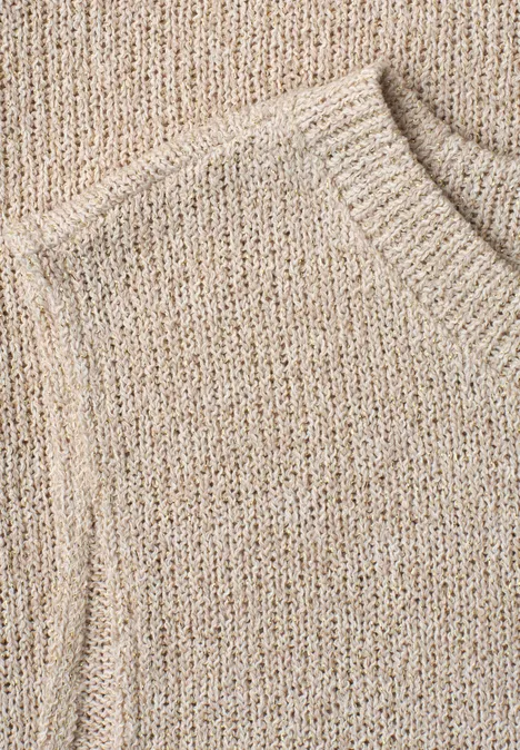 Top mit Rundhals und Glitzer clay sand Nahaufnahme eines beigen Strickpullovers aus grobem Garn