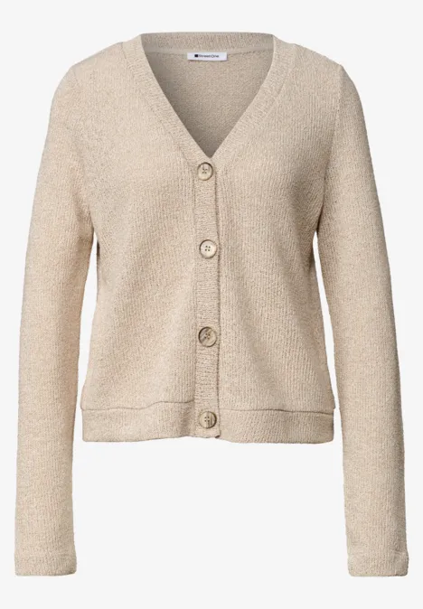Beige Strickjacke mit V-Ausschnitt, langen Ärmeln und vier Knöpfen.