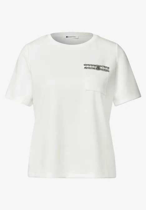 Shirt met decoratieve borstzak off white Wit T-shirt met korte mouwen, borstzak en subtiele zwarte tekst op de voorzijde.