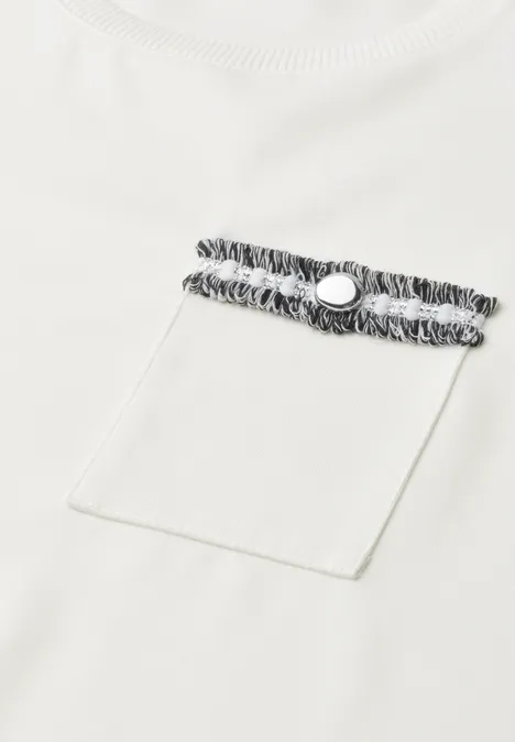 Shirt met decoratieve borstzak off white Close-up van een wit T-shirt met borstzak, versierd met een zwart-wit gestreept band en drukknop.