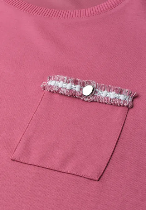T-shirt avec poche poitrine décorative blush berry T-shirt rose avec poche carrée ornée de dentelle grise et d'un bouton argenté.