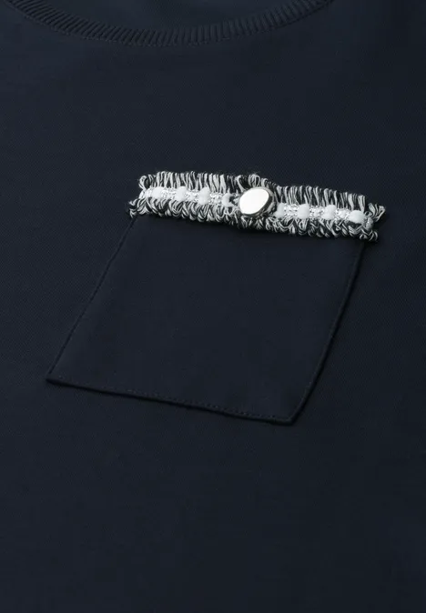 T-shirt avec poche décorative sur la poitrine darkest blue T-shirt bleu marine avec poche poitrine et bande effilochée ornée d’un bouton métallique.