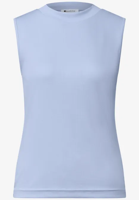 Hellblaues ärmelloses Damen-Top mit rundem Ausschnitt, schlicht und enganliegend.