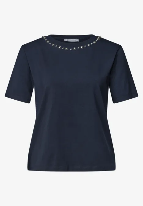 Dunkelblaues T-Shirt mit kurzen Ärmeln und dekorativem Metall-Kettendetail am Rundhalsausschnitt.