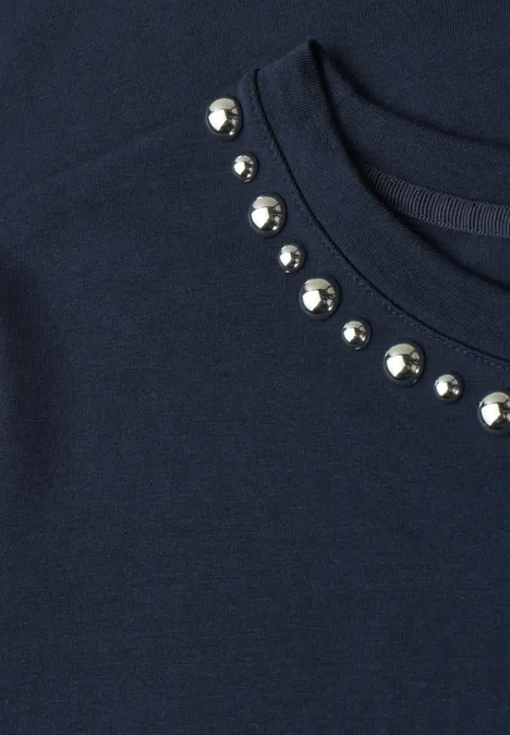 Dunkelblaues Shirt mit runder Halsöffnung, verziert mit silbernen Zierknöpfen.