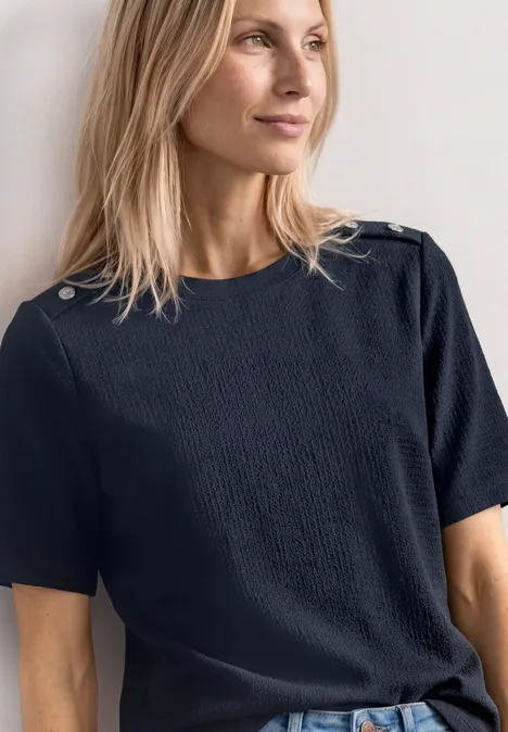 T-shirt à col rond avec boutons darkest blue Femme portant un t-shirt texturé bleu foncé à manches courtes et boutons décoratifs aux épaules.