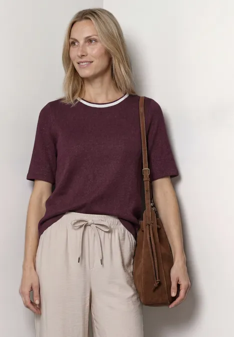 Shirt met gebreide look en ronde hals rustic rouge Persoon draagt een donkerrood T-shirt met witte kraag, beige trekkoordbroek en een bruine schoudertas.