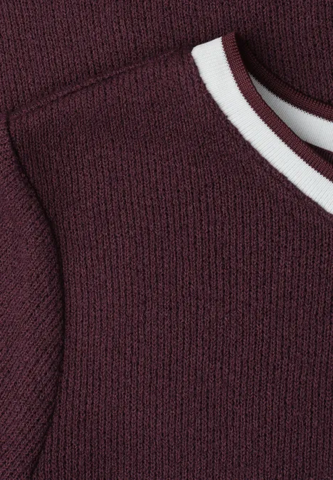 Shirt met gebreide look en ronde hals rustic rouge Close-up van een mouwloos bordeaux gebreid top met witte bies rond de ronde hals