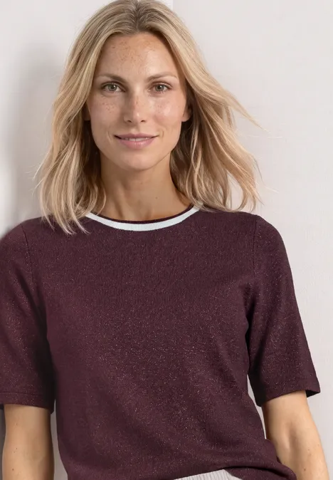 Shirt met gebreide look en ronde hals rustic rouge Een vrouw draagt een bordeauxkleurige top met korte mouwen en een witte, ronde hals.